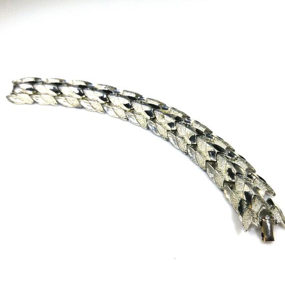 Vintage Coro 1950s Gold Tone Wide Link Bracelet, Textured Smooth Links - Picture 3 of 10